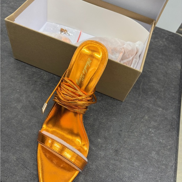 Orange Heels with Glossy Finish and Medium Height - Picture 1 of 4